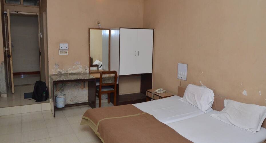 Hotel Dreamland, Surat 5